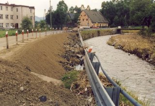 Kostrzyca, remont drogi po powodzi. 1997 rok