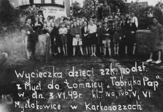 1949 rok. Dzieci ze szkoły w Mysłakowicach na wycieczce. Fabryka Papieru w Łomnicy. 
