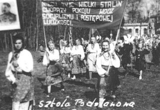 Smutna rzeczywistość tamtych czas&oacute;w. 1951 rok. Szkoła, Mysłakowice. Zdjęcie nic nie propaguje, pokazane edukacyjne