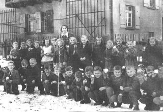 Uczniowie szkoły w Mysłakowicach, klasa III, 1952 rok.