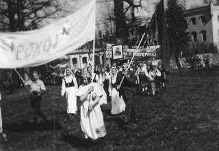 Poch&oacute;d podczas Święta Pracy 1950 rok. Szkoła Mysłakowice 