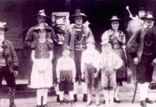 1937 rok. Tyrolczycy przygotowują się do Parady Tyrolskiej. Mysłakowice 