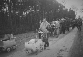 Dolny Śląsk, 1945 rok. Przymusowo wywiezieni pracownicy wracają do dom&oacute;w. 