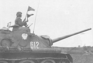 1945 rok. Zdjęcie podpisane jako "Polska załoga SU85 dowodzona przez Polaka porucznika Żukowa w drodze na Berlin"
