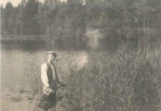 Wycinka szuwar&oacute;w na stawie obok Pałacu w Mysłakowicach. ok 1935 rok