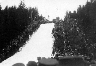 Krummh&uuml;bel (Karpacz). ok 1937 r. Skacze Kurt Rudolph ostatni właściciel Pałacu w Mysłakowicach. 