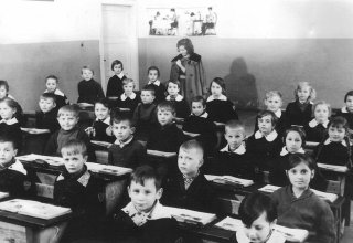 Szkoła Podstawowa w Mysłakowicach. 1964r. kl.2c z Panią Sztaufer-Kozubą