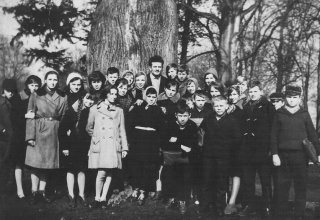 Szkoła w Mysłakowicach. 1964r. kl.7a z p. S. Mandziarzem 