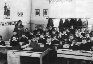 Szkoła w Mysłakowicach 1964r. kl.2c z Panią Sztaufer-Kozubą