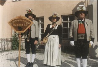 Tyrolczycy z Ramsau w Mysłakowicach obok Pałacu. 1998 rok