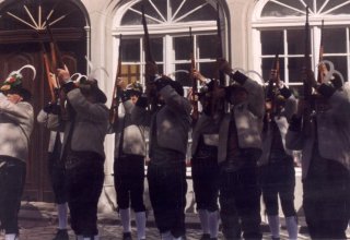 Uroczysta salwa Tyrolczyk&oacute;w obok Pałacu w Mysłakowicach. 1998 rok