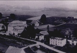 Łomnica (niem. Lomnitz), Nieistniejący już Kości&oacute;ł ewangelicki i plebania (aktualnie domy mieszkalne). Początek XX wieku.