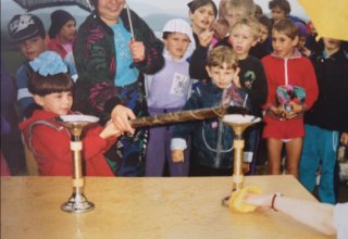 1993 rok. Gminny Ośrodek Kultury w Mysłakowicach. Otwarcie Dnia Sportu przez przedszkolak&oacute;w.