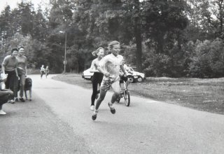 1993 rok. Festyn w Dąbrowice, bieg przełajowy. 