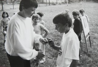 1993 rok. Festyn w Dąbrowice, &oacute;wczesny dyrektor Gminny Ośrodek Kultury w Mysłakowicach Pani Bożena Kowal wręcza nagrody
