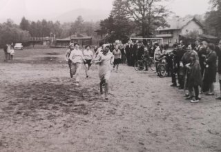 Koniec lat 60-tych. Mysłakowice dawne boisko na ul. Wojska Polskiego.