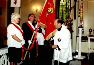 Poświęcenie sztandaru Parafii w  Mysłakowicach. 2000 rok.