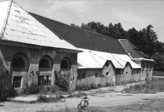 2001 rok. Pomieszczenia gospodarcze folwarku w Bukowcu. 