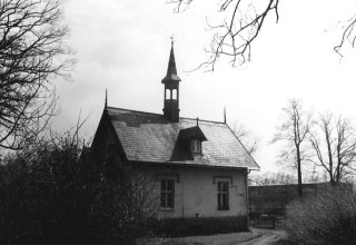 Budynek dawnej szkoły w Dąbrowice. 1995 rok