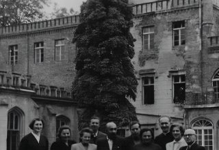 Szkoła podstawowa w Mysłakowicach. Koniec roku szkolnego 1957/1958 r. Grono pedagogiczne.