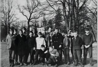 Mysłakowice, Szkoła. 1961 r. Klasa .6a z nauczycielami Panią Z. Winiarską i Panią I. Dorożyńską.