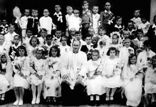 Mysłakowice 1949 r. Dzieci po I Komunii św. z ks. Kotulakiem