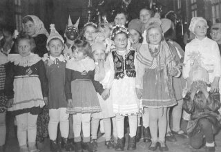 Szkoła podstawowa w Mysłakowicach. Bal "przebierańc&oacute;w" . 1961 r.