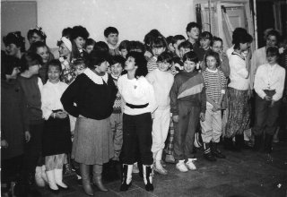 Mysłakowice szkoła. Pani C. Sokołowska i Pani D. Nowalińska na szkolnym apelu.