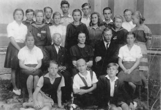 1948 rok. Nauczyciele i uczniowie szkoły w Mysłakowicach.