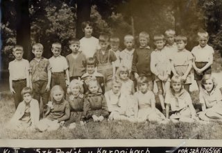 Szkoła podstawowa w Karpnikach rok szkolny 1965/66. Klasa II