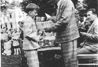 Mysłakowice, Szkoła zakończenie roku 1958. Nagrodę wręcza Pan Marukiewicz