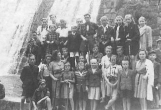 Uczniowie klasy 7 szkoły w Mysłakowicach na wycieczce szkolnej.