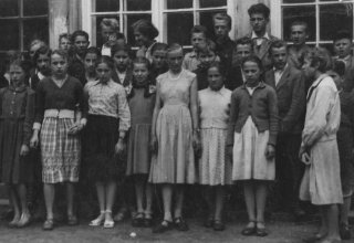 Szkoła w Mysłakowicach 1959 rok. Pani Winiarska i uczniowie szkoły.