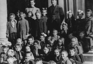 Mysłakowice 1959 r. Ksiądz A. Habrat, nauczyciele i dzieci przed kościołem.