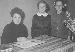 Pani Tomaszewska i uczniowie 1960 rok. Mysłakowice, szkoła.