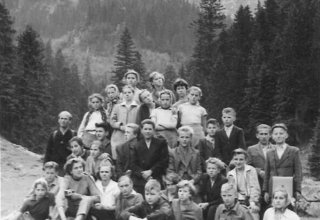 Uczniowie szkoły w Mysłakowicach na wycieczce w Tatrach. 1960 rok.