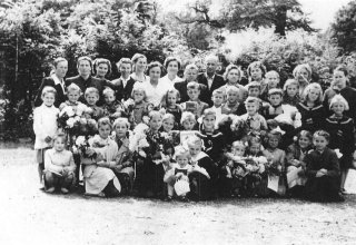 Zakończenie roku szkolnego. 1960 rok. Szkoła Mysłakowice