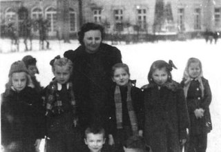 Pani Ilnicka i dzieci. Lata 60-te. Szkoła Mysłakowice