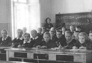 Lekcja śpiewu z Panią Łukasz&oacute;w. 1959 rok. Szkoła Mysłakowice klasa VII
