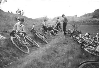 Wycieczka rowerowa. 1960 r. Mysłakowice.