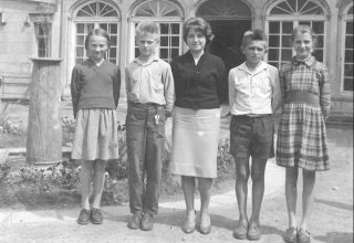 Pani I. Czmielnik i uczniowie. 1960 r. Szkoła Mysłakowice