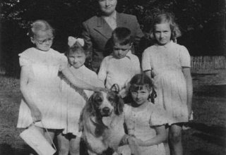 Pani Ilnicka i dzieci. Szkoła w Mysłakowicach 1960 rok.