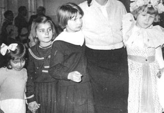 Pani Ilnicka i dzieci. Szkoła w Mysłakowicach 1960 rok.