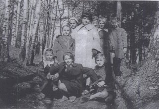 Nauczycielka i uczniowie szkoły podstawowej w Mysłakowicach. 1960 rok.