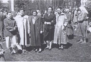 Mysłakowice 1956 rok. Uroczystości przed szkolą. 