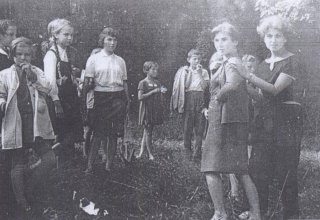 Pracy porządkowe przed szkołą w Mysłakowicach. 1961 rok 