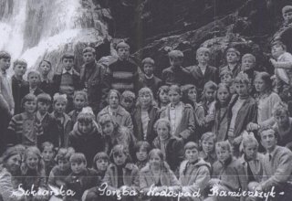 Szkolna wycieczka. Klasa VIII. Szkoła w Mysłakowicach. 1974 rok