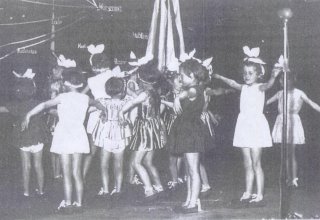 Mysłakowice 1966 rok. Występ przedszkolak&oacute;w.