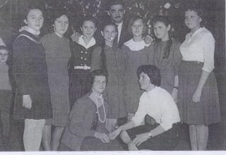 Kierownik szkoły w Mysłakowicach Pan Jaszkiewicz i uczennicy klasy VII 1961 rok. 