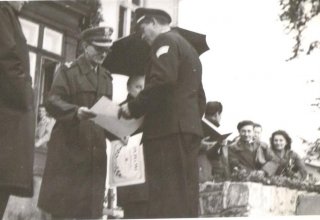 Mysłakowice, lata 60-te. Wręczenie nagr&oacute;d w zawodach strażackich. 